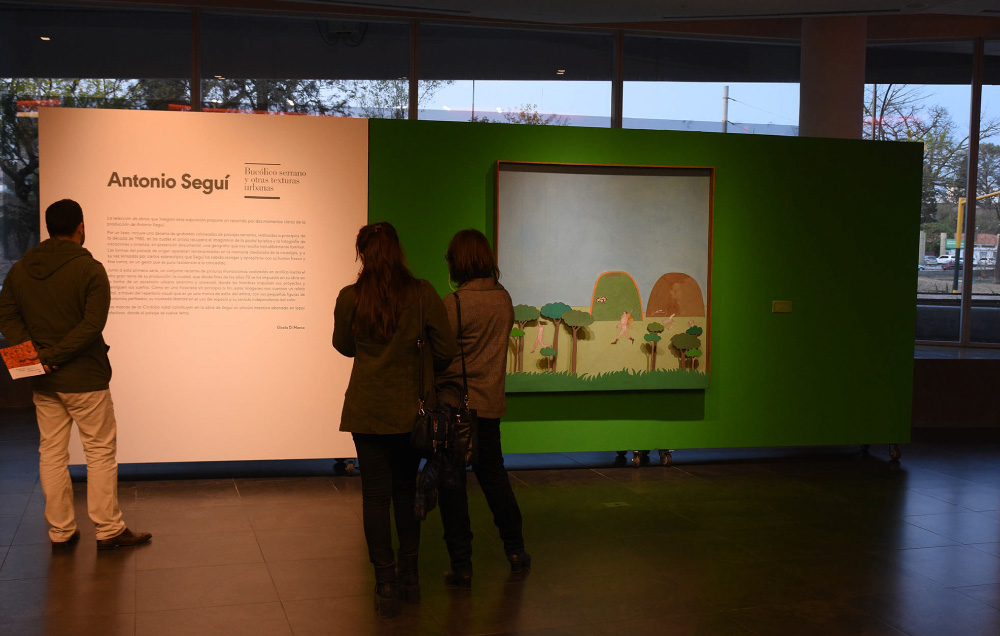 Visitantes observando la obra Bucólico Serrano
