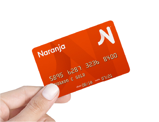 Mano sosteniendo una tarjeta Naranja
