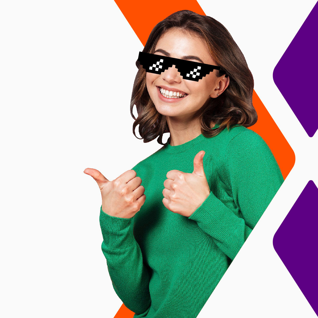 Mujer joven sonriente con anteojos negros. Está feliz porque anuncia la promo del millón de pesos de Naranja X