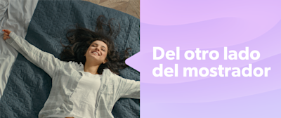 Mujer relajandose sobre un colchón