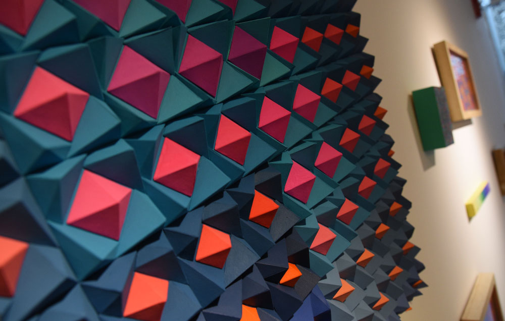 Colores y geometrías que sorprenden en las obras de Lourdes Miazzo