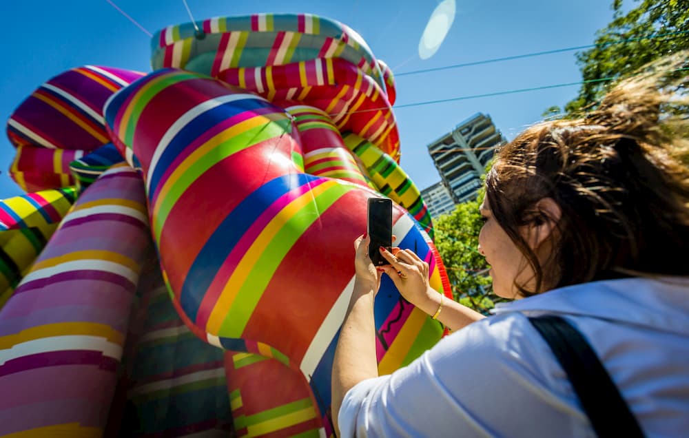 Marta Minujín presenta Escultura de los Deseos en Casa Naranja 05