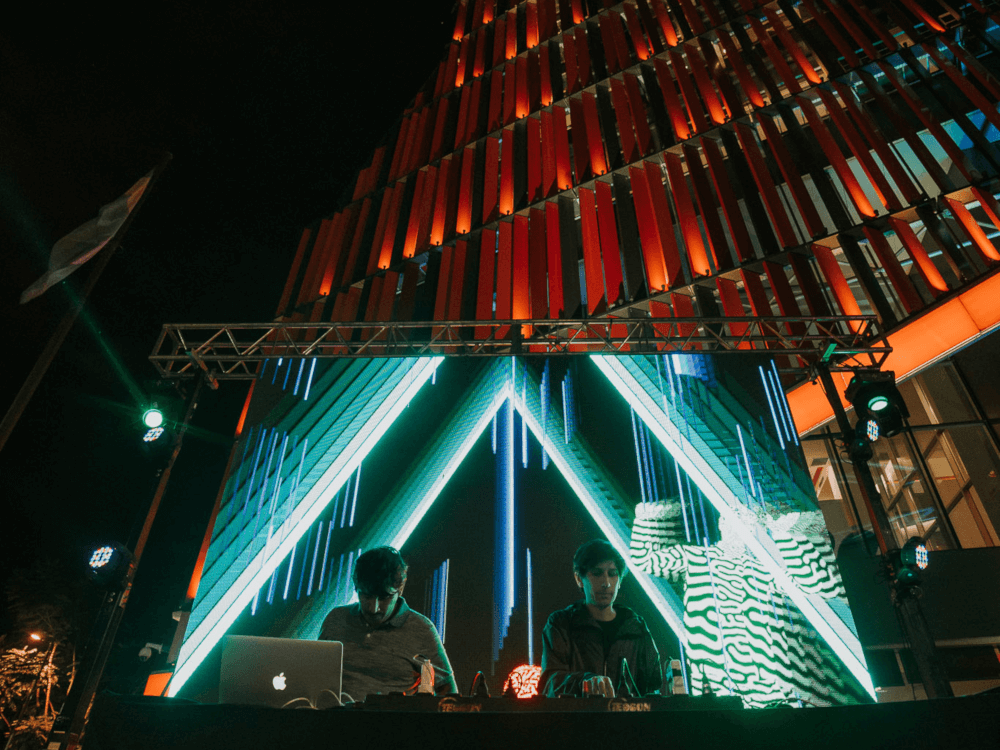 Foto de la fiesta de apertura de la muestra de Erlich en Casa Naranja, con música de Villa Diamante y visuales.