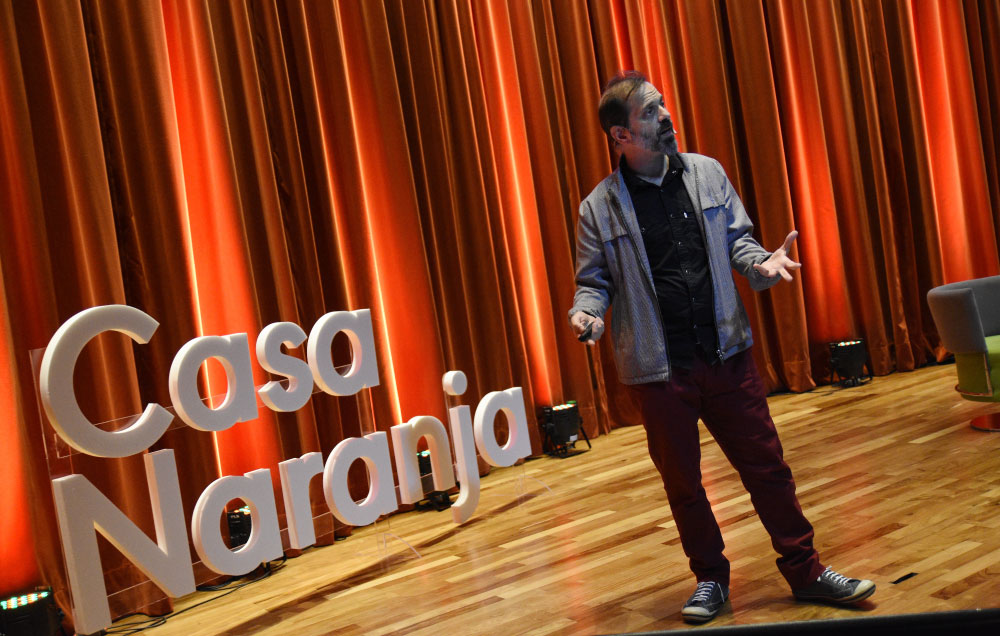 Cristian Turdera en el escenario de Casa Naranja