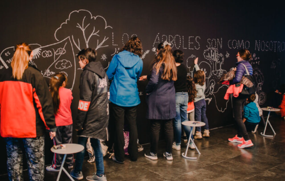 Un pizarrón gigante en el hall central: dibujo mural colaborativo junto al artista Juan Juares.