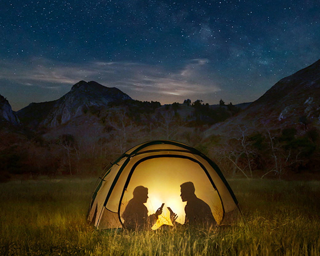Samsung A71 zwei Personen im Zelt abends