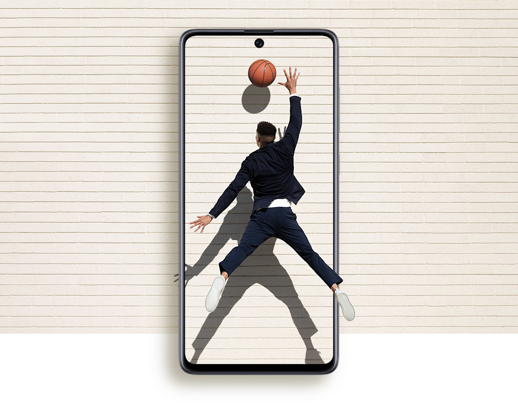 Samsung A71 Mann spielt Basketball