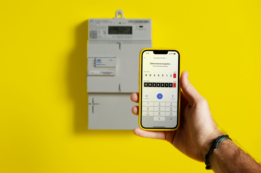 Mit der Yello App scannst du deinen Zählerstand einfach immer. Mann liest seinen Stromzähler mit der App ab