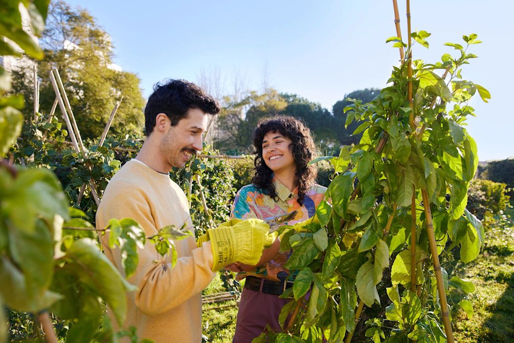 Mit kleinen Ideen und guter Energie zu mehr Klimaschutz beitragen Frau und Mann im Stadtgarten mit Gartenschere.