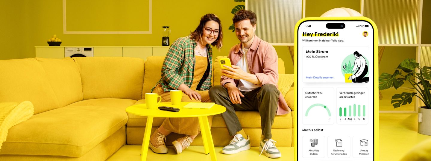 Yello Strom gibt dir mehr gute Energie für zuhause Screenshot der Yello App auf Smartphone und zwei Personen auf gelber Couch.