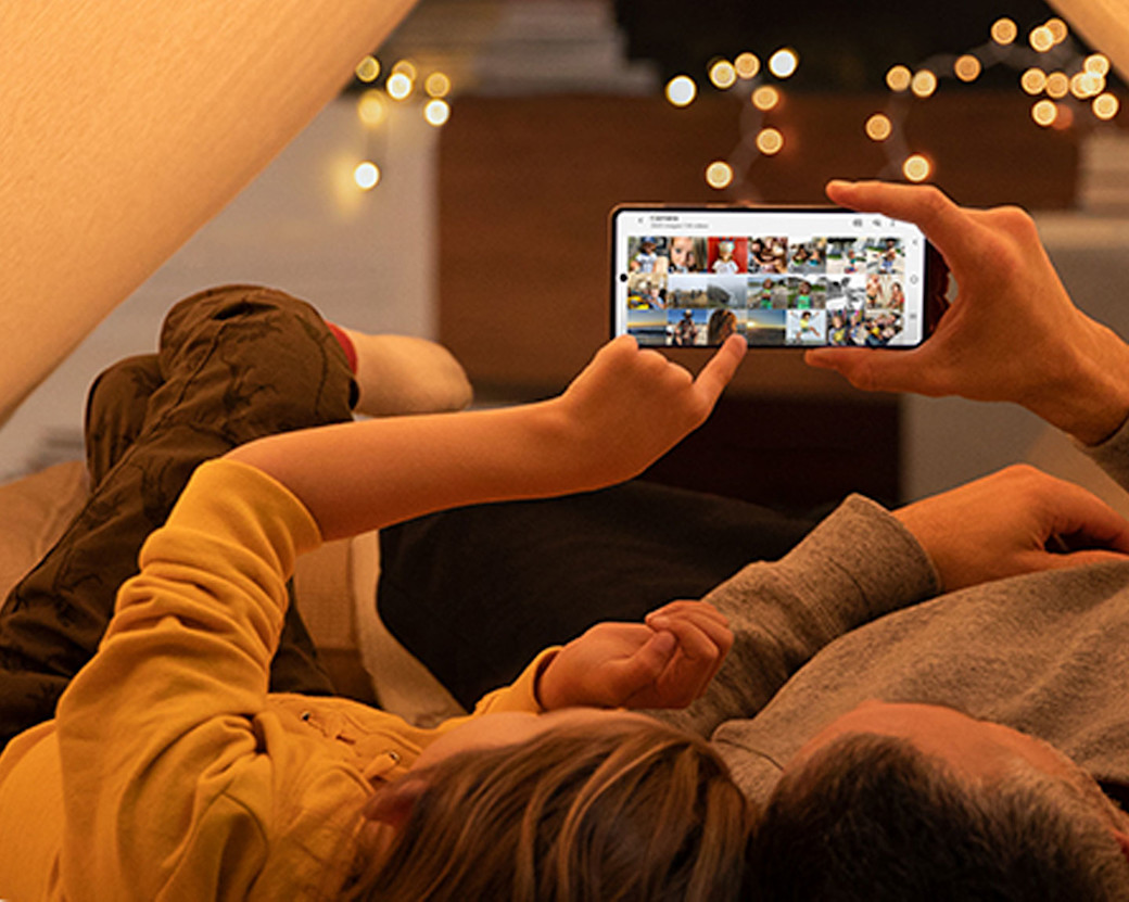 Samsung A71 Pärchen schaut Bilder an