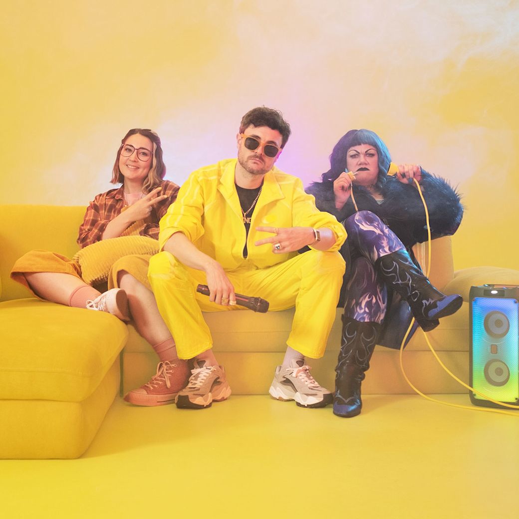 Zusammen gegen den Klimawandel mit guter Energie von Yello Junges Paar auf Couch neben der Yello-Kunstfigur "Klima Wandl"