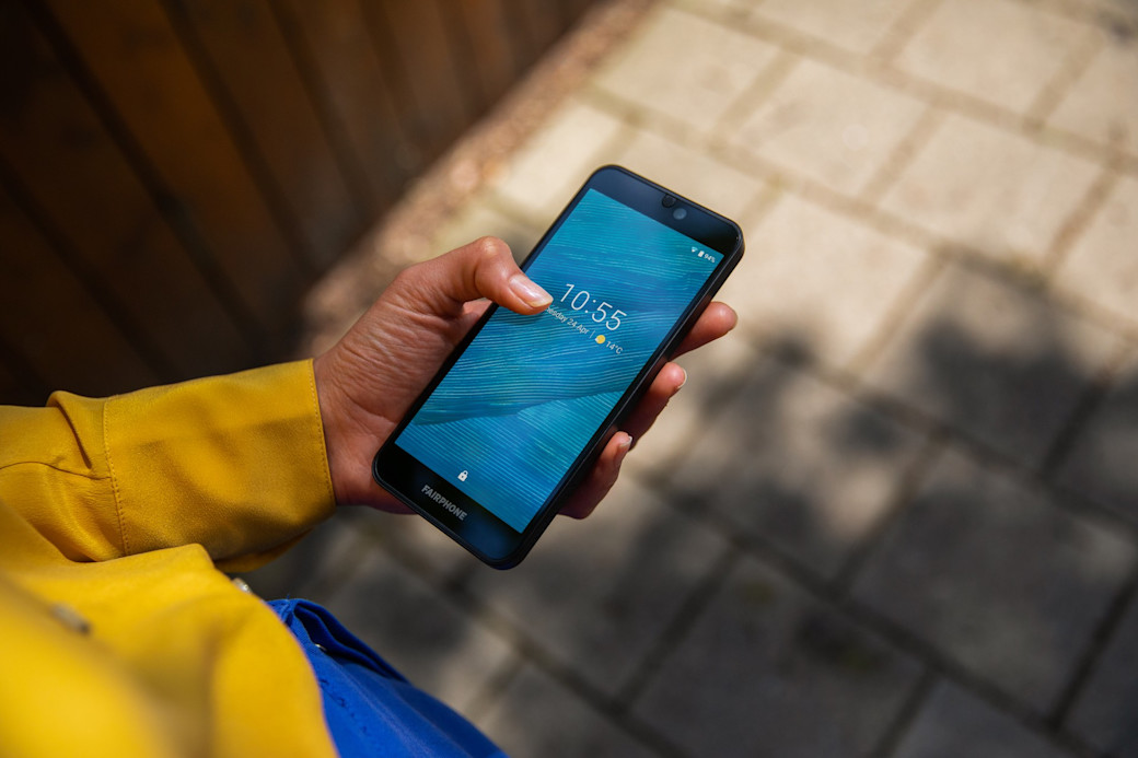 Fairphone in der Hand
