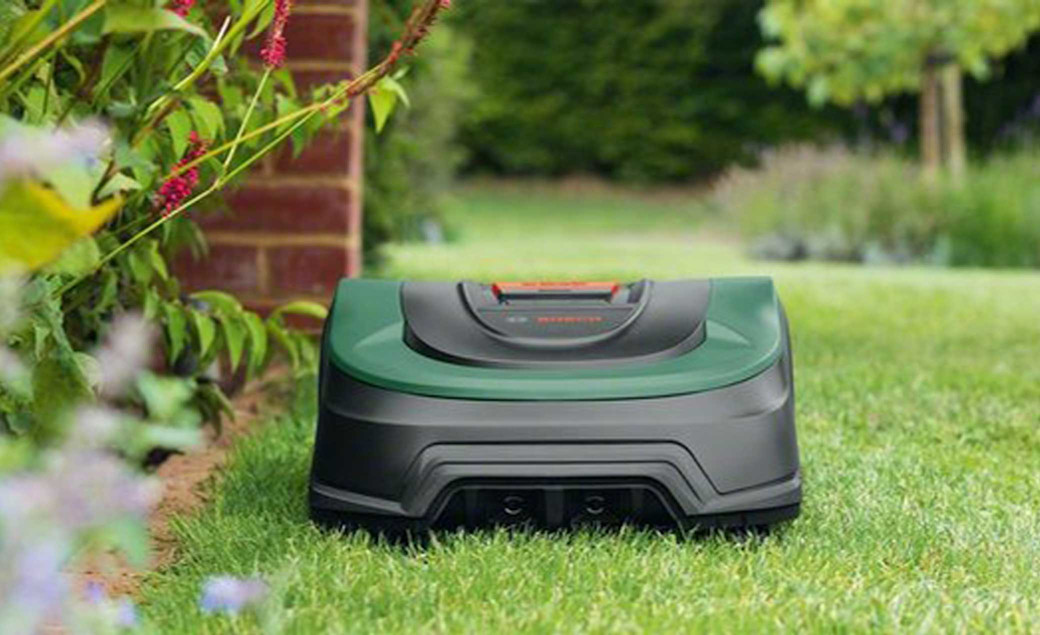 Bosch Rasenroboter Indego XS 300 Frontansicht am Rasenrand