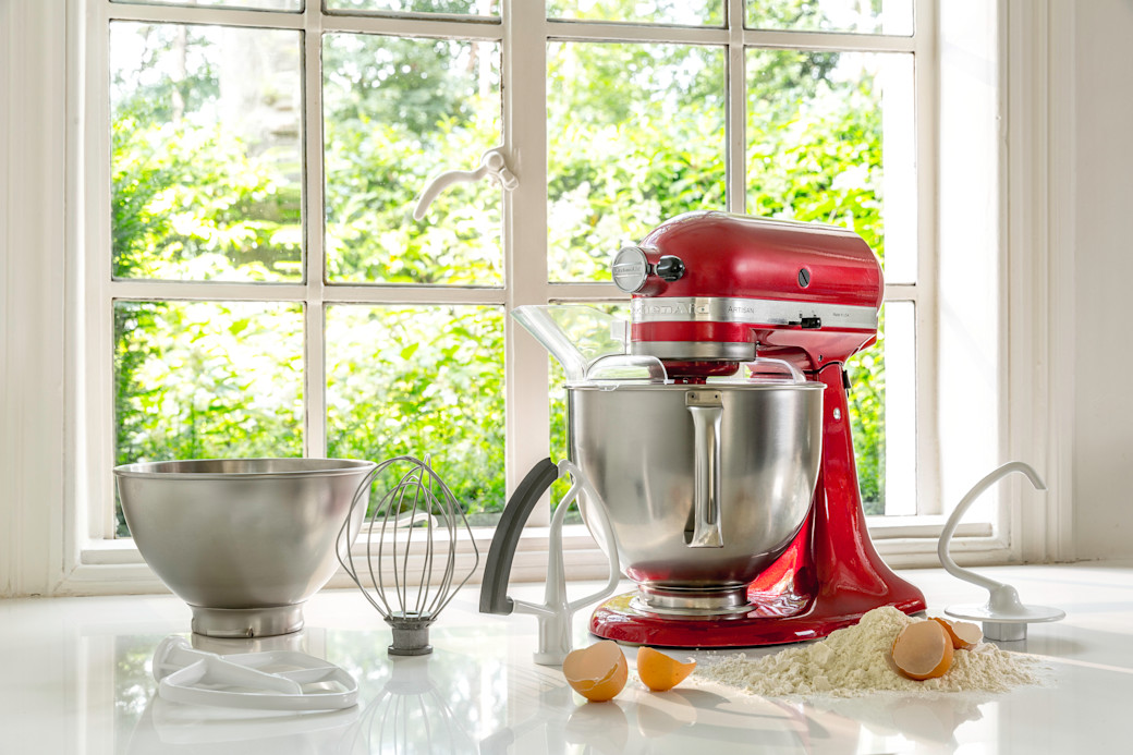 Kitchenaid Artisan rot vor dem Fenster