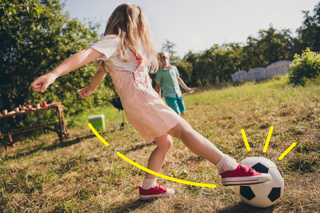 Mädchen beim Fußball spielen im Garten