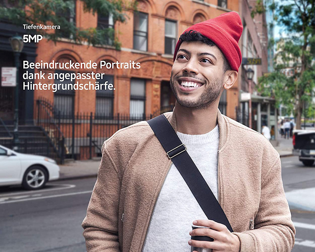 Samsung A71 Portrait lächelnder Mann mit Mütze