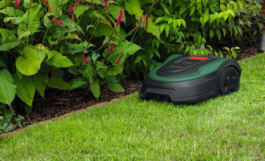 Bosch Rasenroboter Indego XS 300 an der Rasenkante