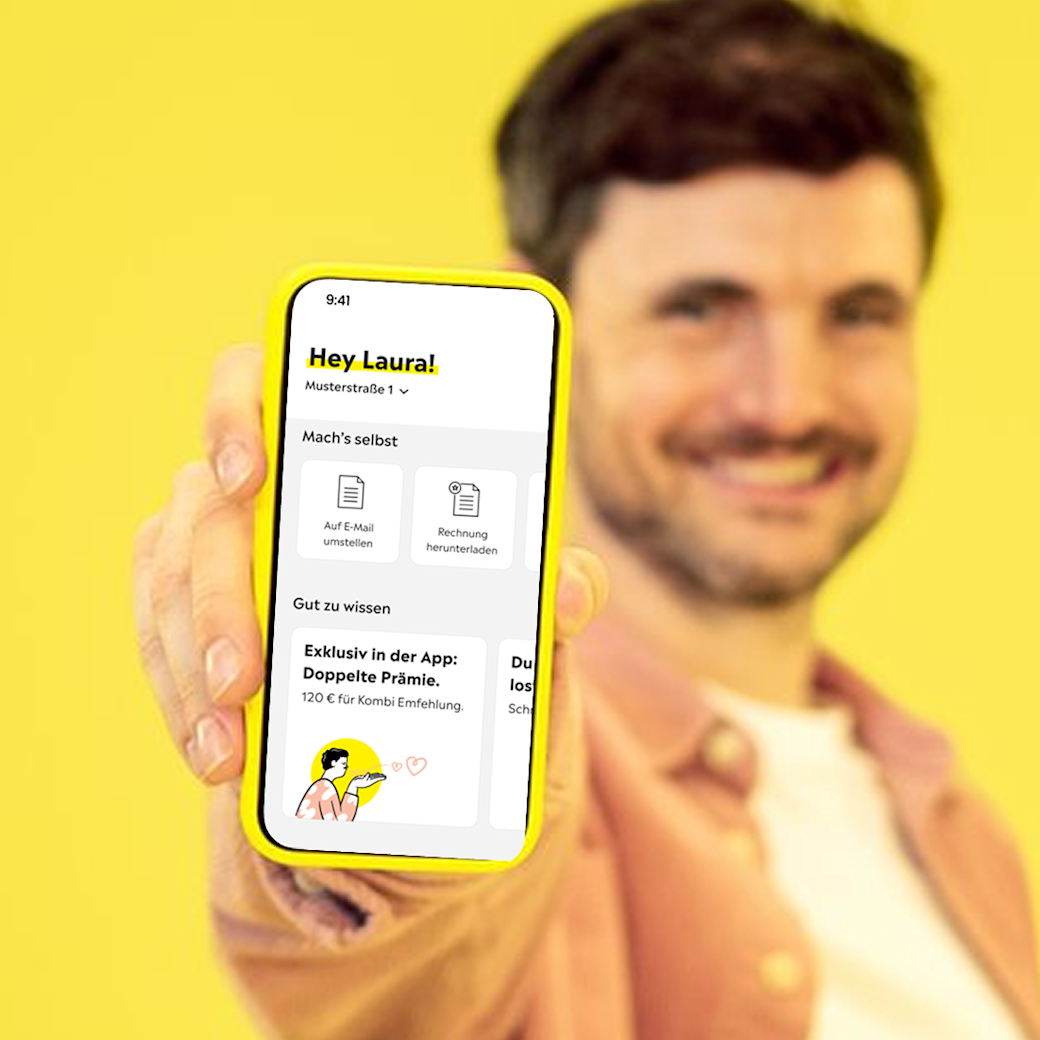 Mann hält lächelnd Handy ins Bild