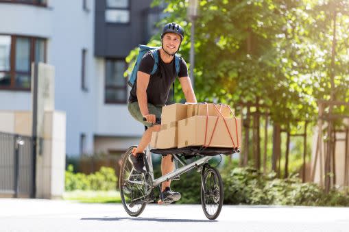 Mann auf Lastenrad