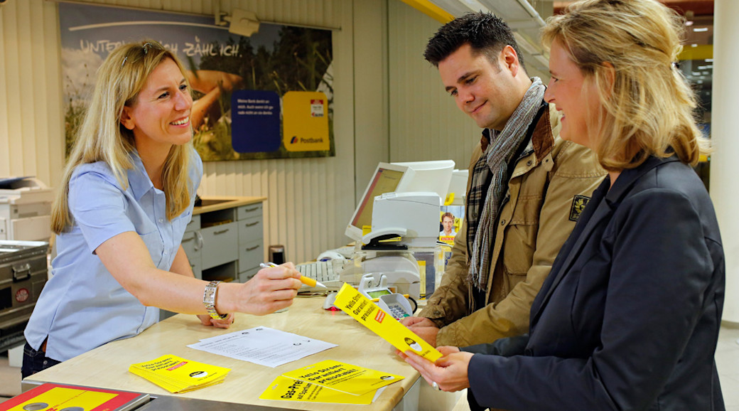 Gelber Strom an Postbank Schaltern. Kooperation in 850 Filialen der Postbank.
