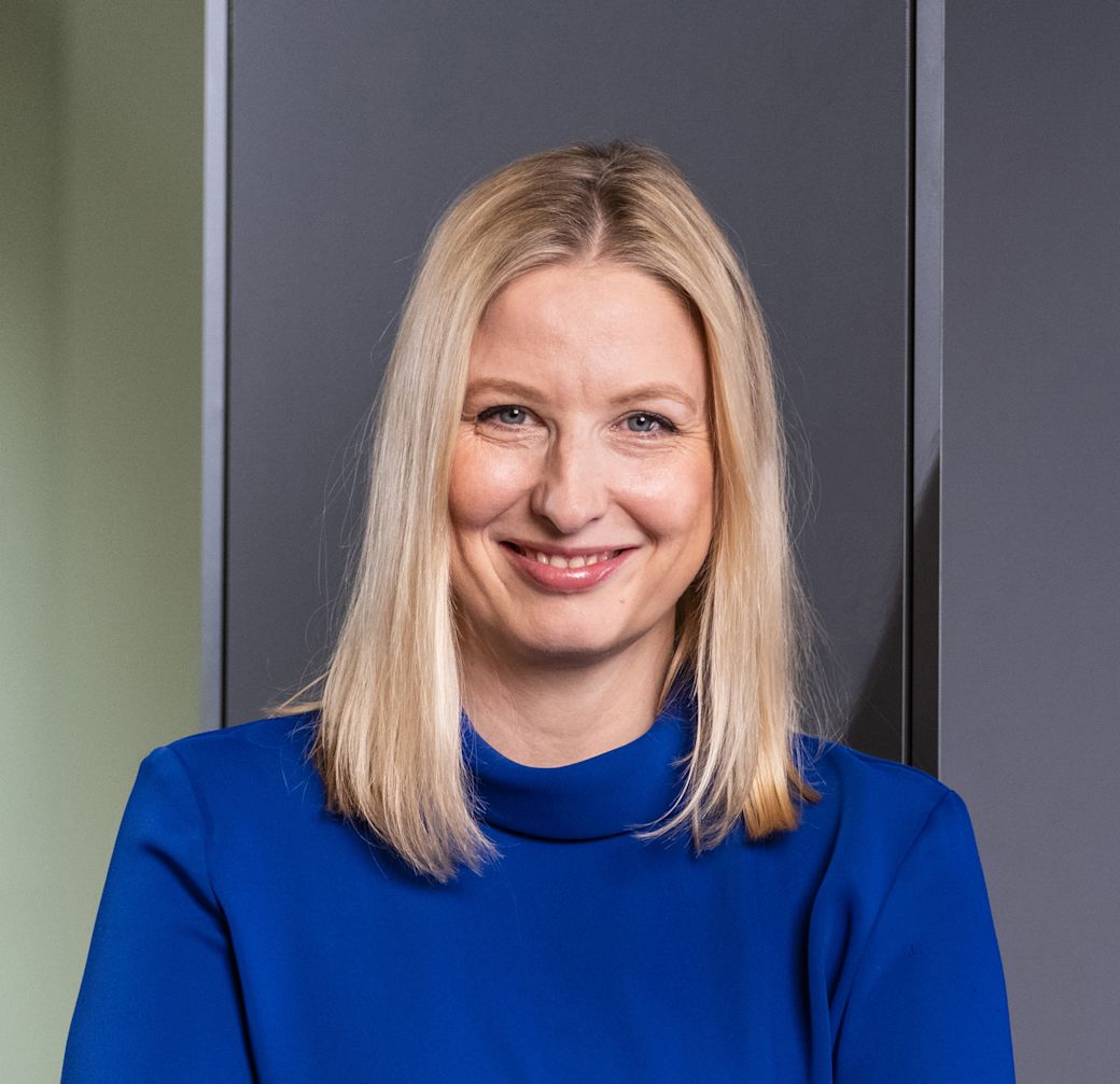 Deine Yello Presseanfrage richtest du gerne an Tanja Beer Portrait Foto der Yello Pressesprecherin Tanja Beer