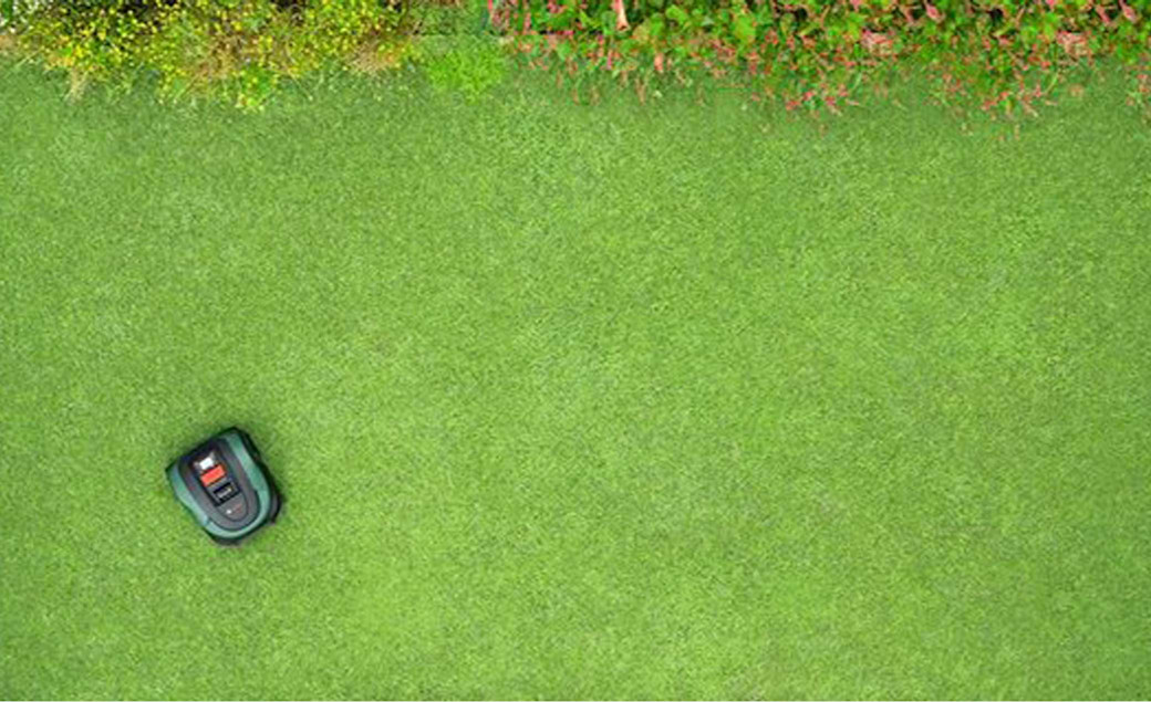 Bosch Rasenroboter Indego XS 300 Ansicht von oben auf die Rasenfläche