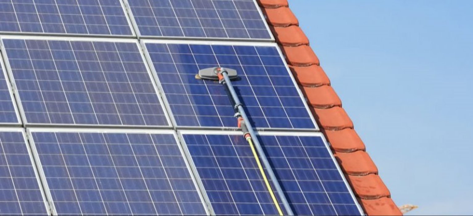Reinigung einer Solaranlage.