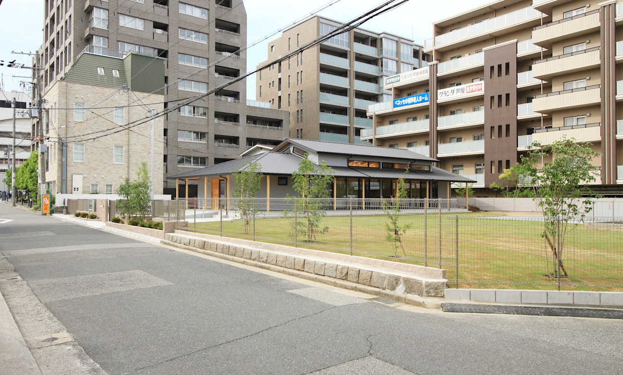 原っぱの教会遠景