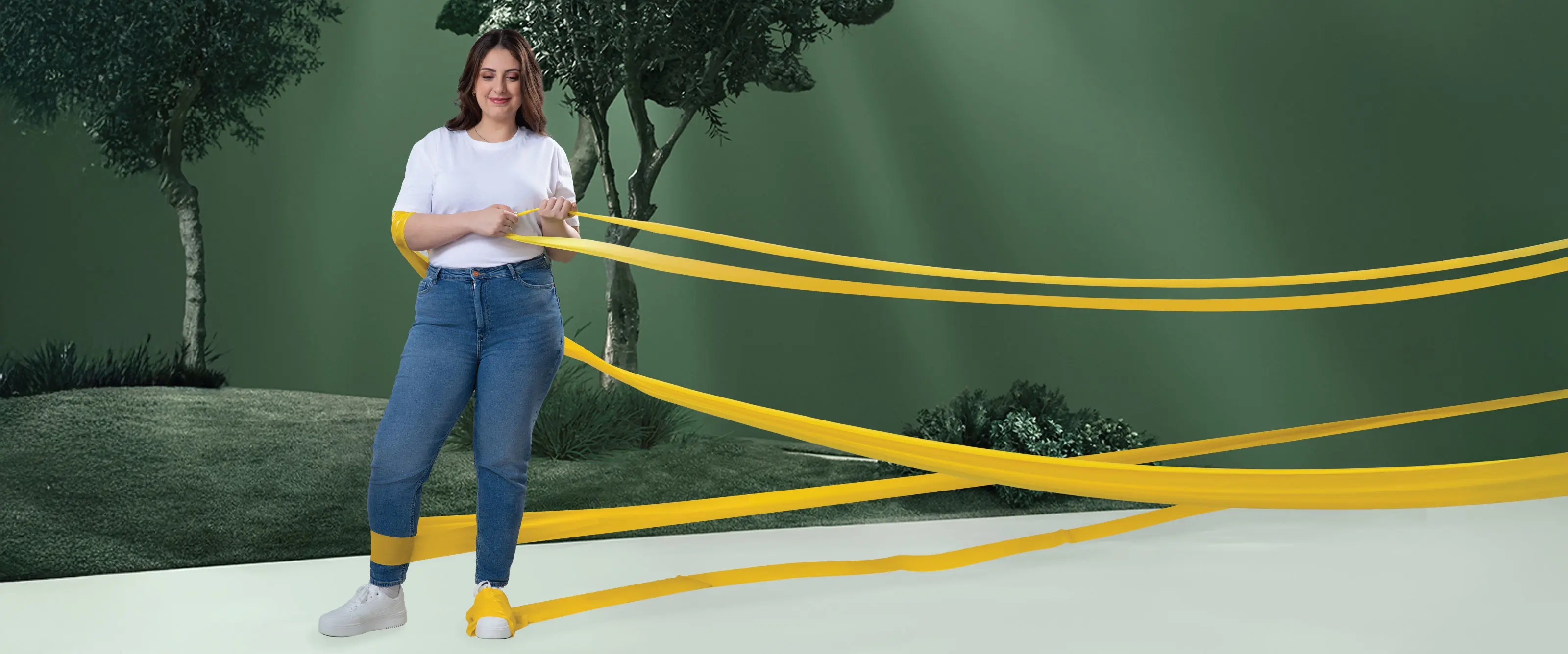 Mulher que vive com obesidade, a remover uma banda de resistência solta a qual simboliza barreiras ao tratamento