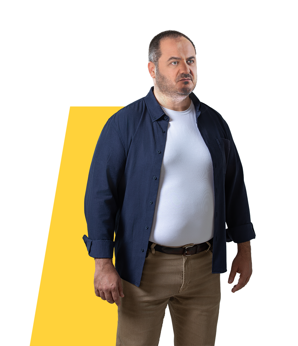 Um homem com excesso de peso/obesidade, em pé, à frente de um fundo colorido.