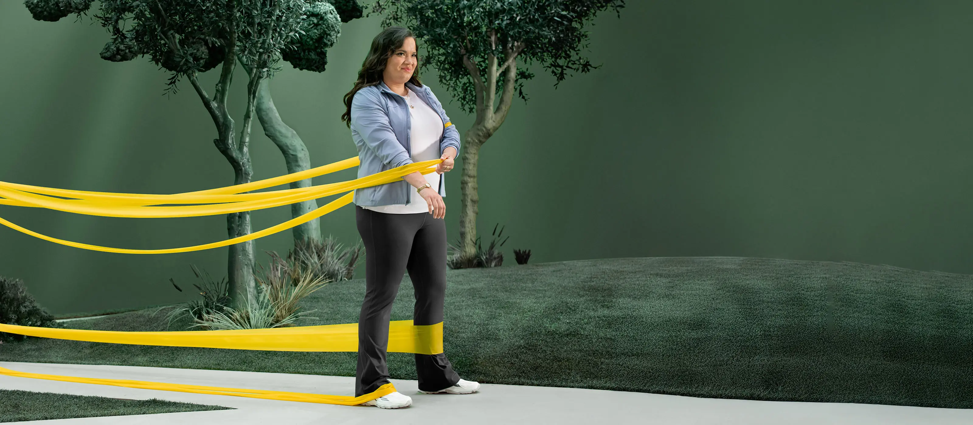Mulher que vive com obesidade, a remover uma banda de resistência solta a qual simboliza barreiras ao tratamento