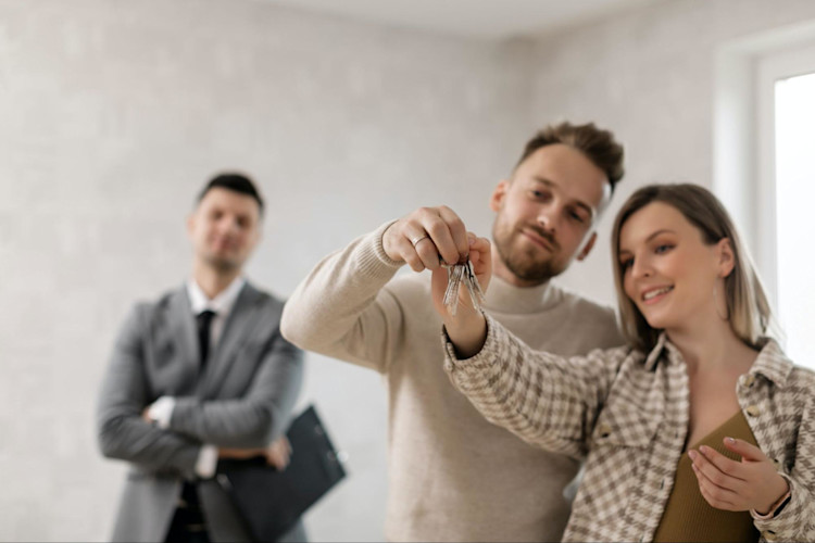 A couple that have chosen the best mortgage life insurance plan for them.