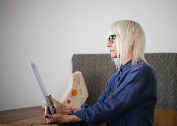 A woman researching if her Medicare will cover Macular Degeneration eye exams.