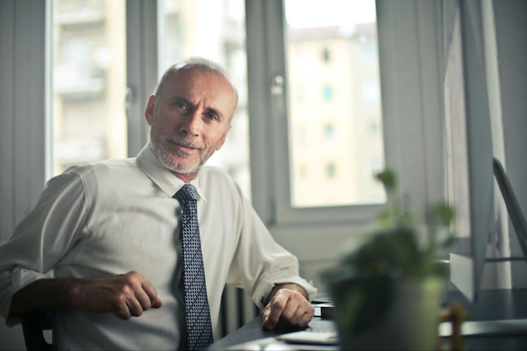 A financial professional who invests a Mutual Fund in different stocks.