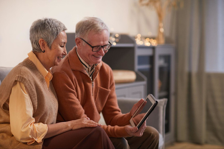 An elderly couple who are happy because their preventative care can be covered by a Medicare PFFS plan.