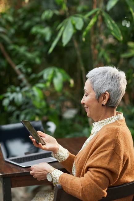 A women comparing Medicare Advantage plans