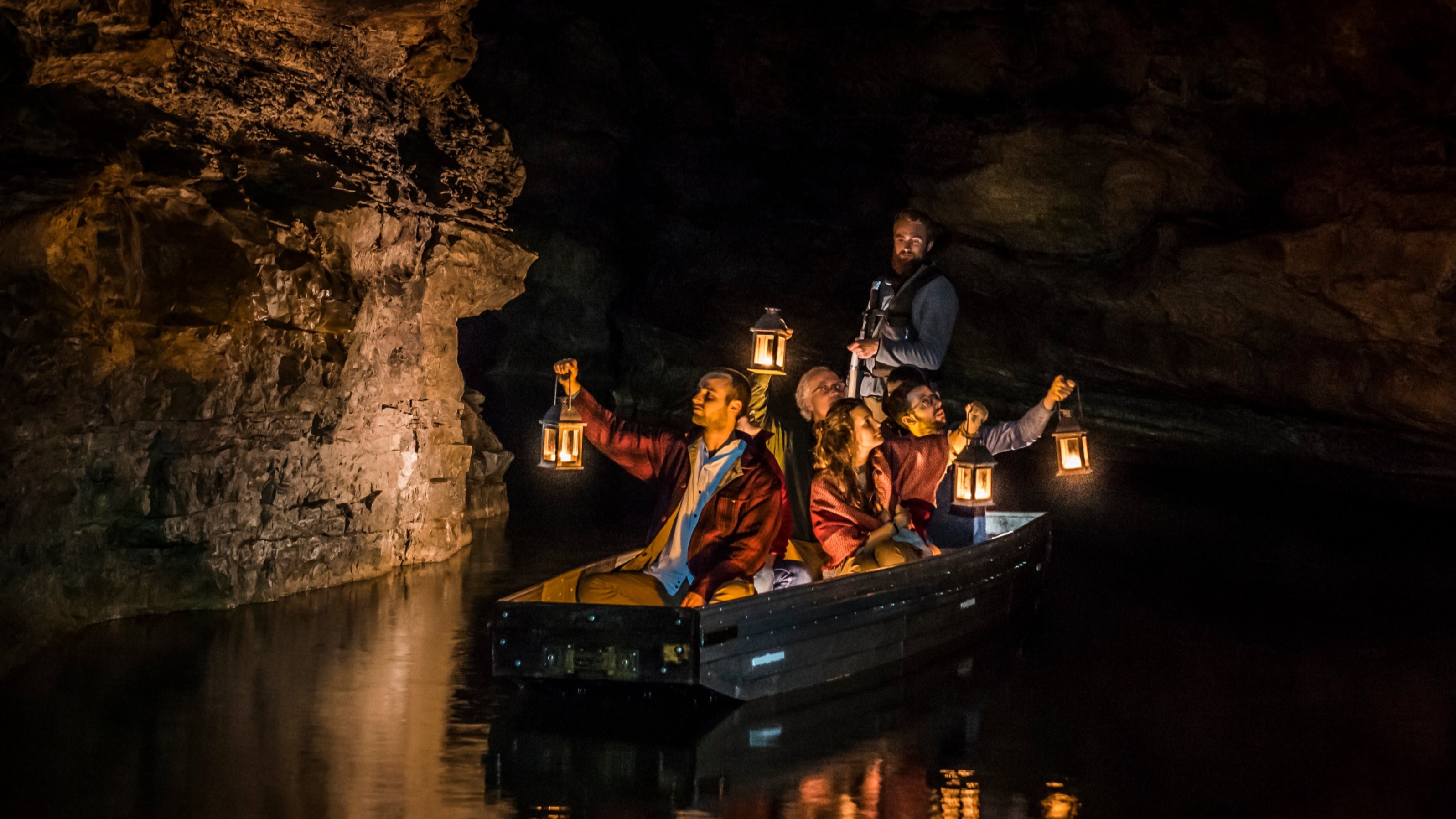 En Dordogne, on découvre le gouffre de Padirac à la bougie lors des Soirées Explorateurs.