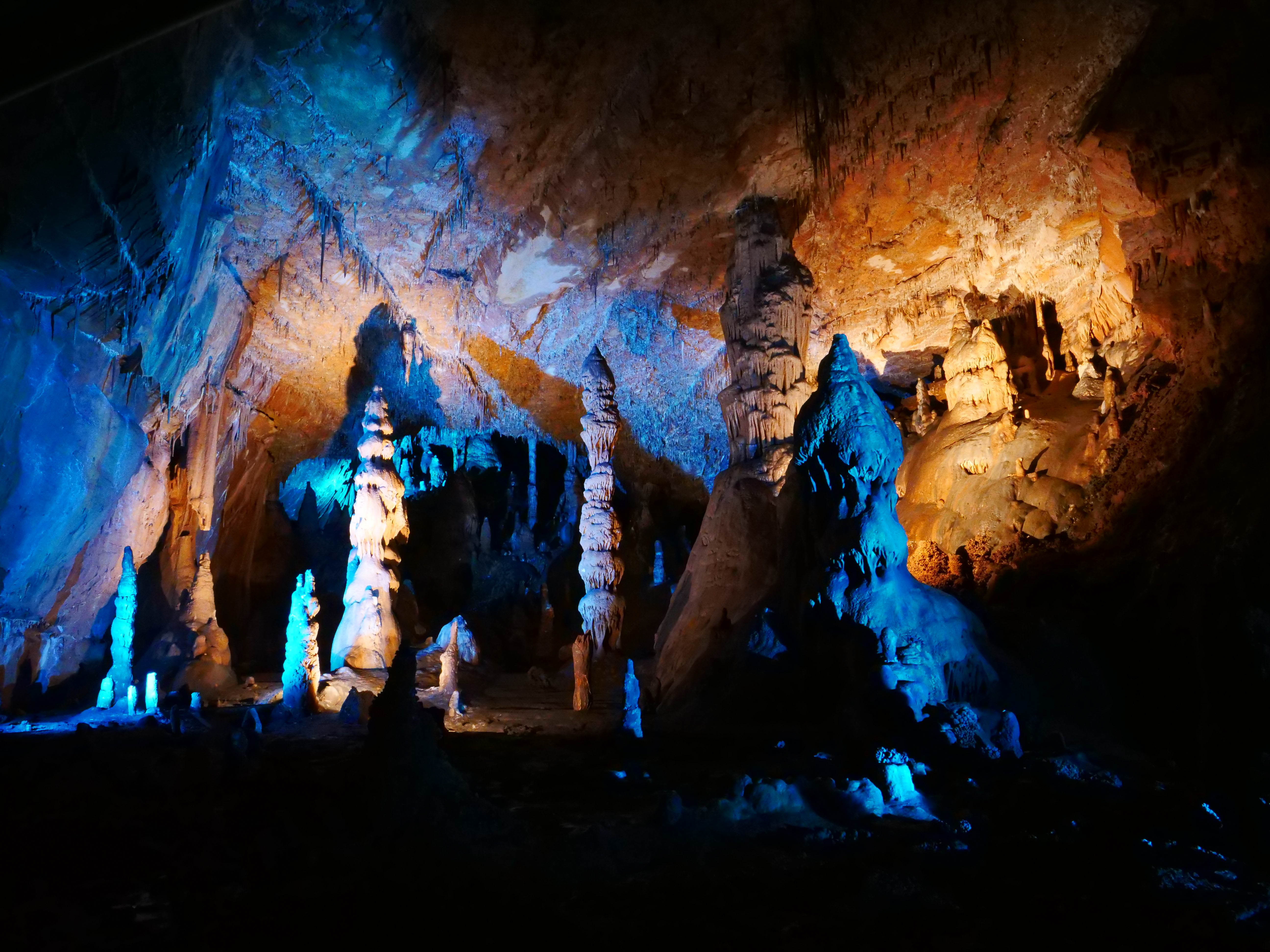 La grotte des Carbonnières, dans la vallée de la Dordogne, est mise en valeur par un jeu de lumière.