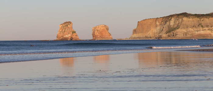 Les Deux Jumeaux vus depuis la plage d'Hendaye, au Pays basque.