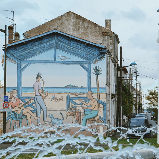 De Sarlat à la côte atlantique : un voyage dans le temps avec Uwa Scholz