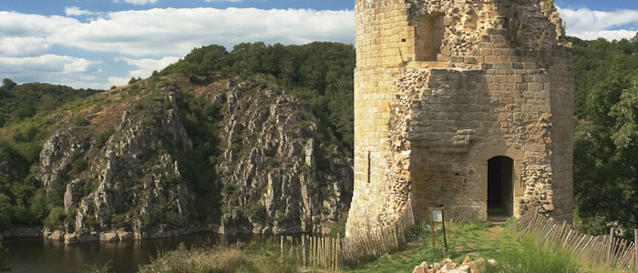 Château de Crozant surplombant la vallée de la Creuse