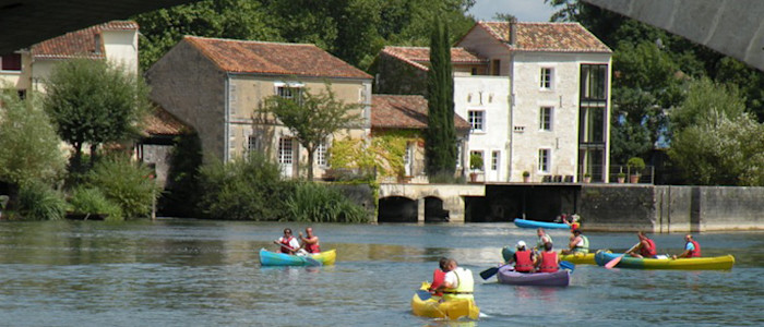 photo 2 moulins avec canoës - copie - crédit jarnac sports canoe kayak-800