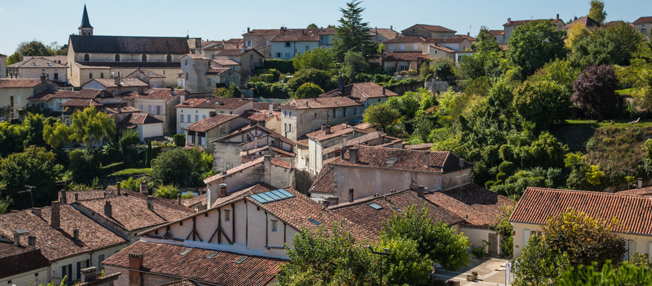 Vue d'Aubeterre-sur-Dronne en Charente Vue d'Aubeterre-sur-Dronne en Charente