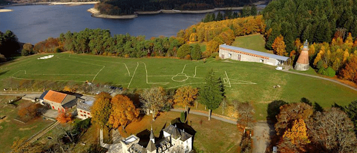 Centre international d’Art et du Paysage de Vassivière et vue sur lac