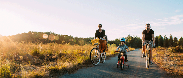 Paseo familiar en bicicleta por el bosque de las Landas
