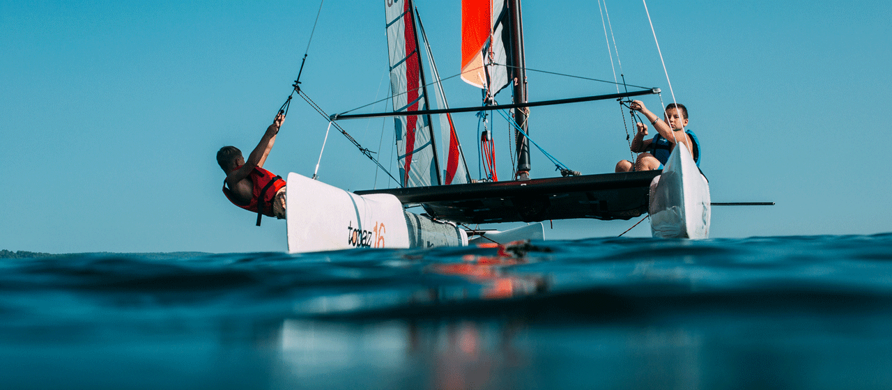 Voile sur un lac dans les Landes Voile sur un lac dans les Landes