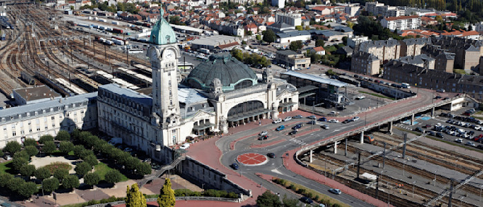 une gare au dessus des voies