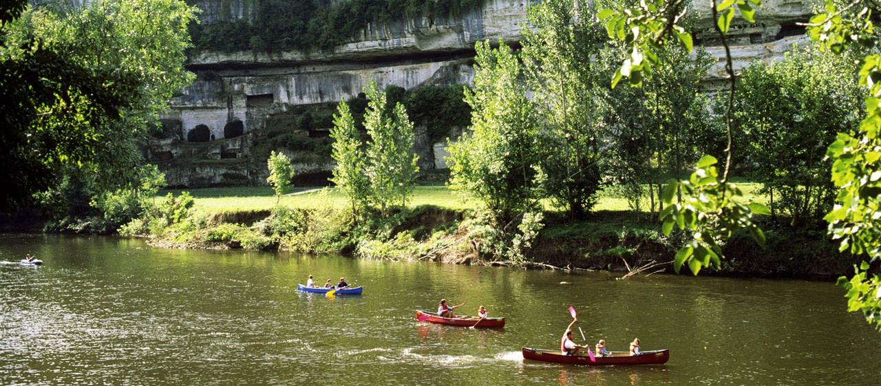 Vue d'ensemble de La Roque Saint-Christophe - Descente de la Vezere en canoe Dordogne Vue d'ensemble de La Roque Saint-Christophe - Descente de la Vezere en canoe Dordogne