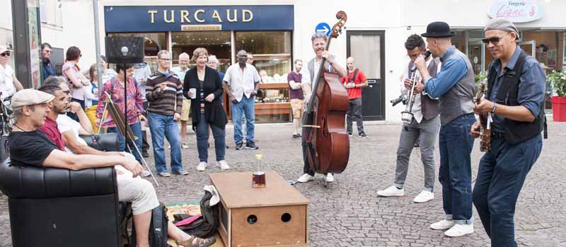 Ambiance dans les rues de Cognac durant le festival